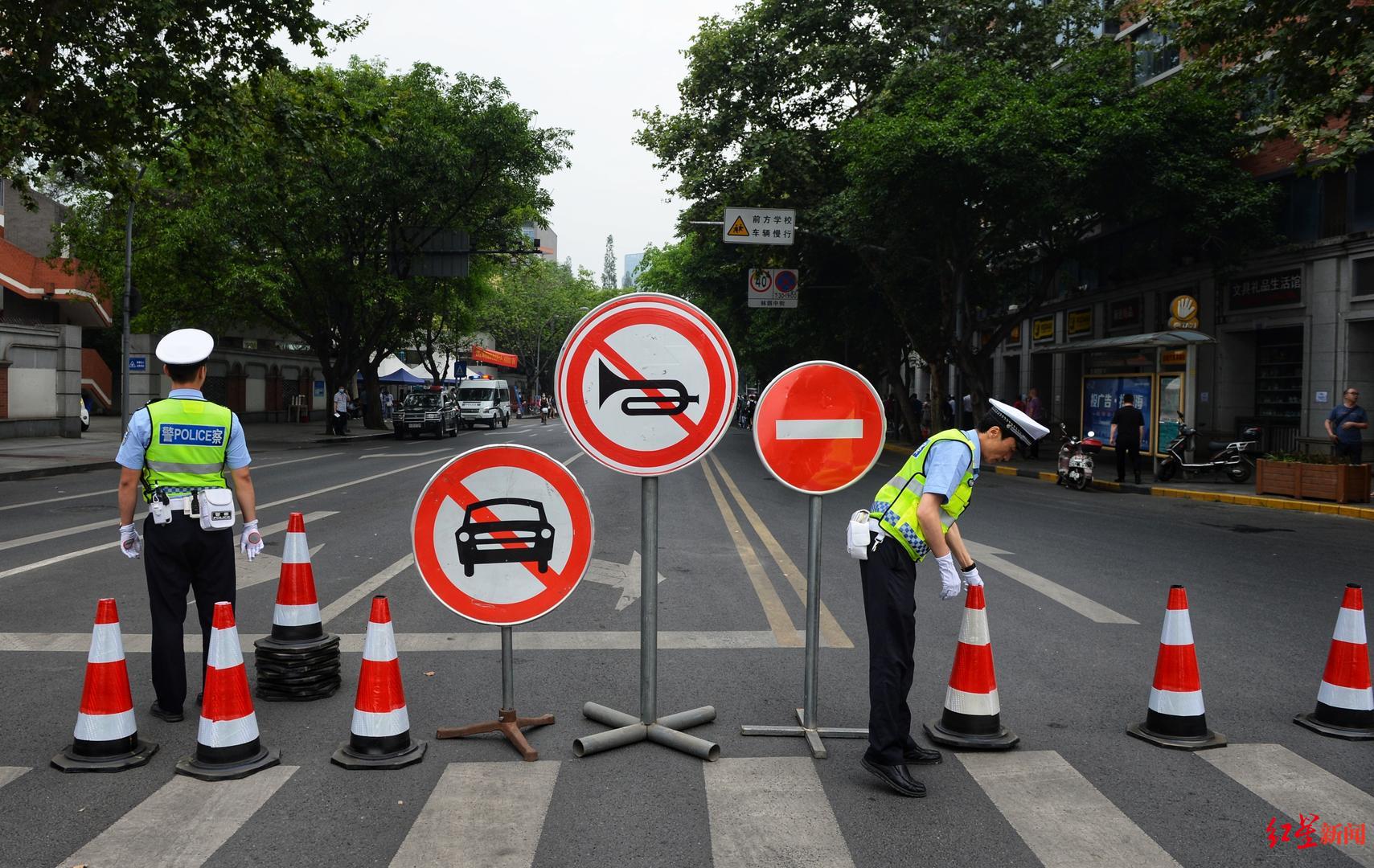 交警正在进行交通管制