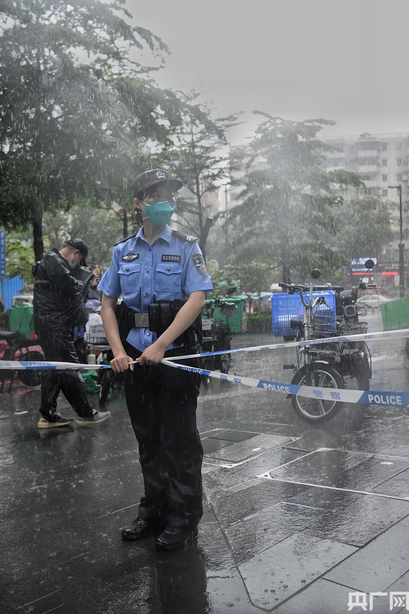 疫情期间,广州女警在雨中坚守一线的场景打动了无数人(央广网发 广州