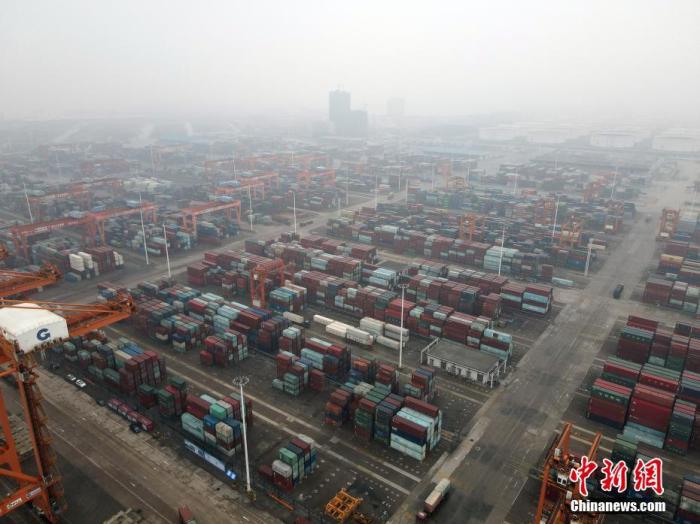 资料图：广西钦州港的繁忙工作景象。 中新社记者 毛建军 摄