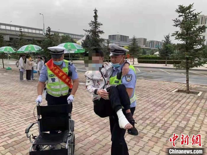 图为赛罕交管大队辅警帮助受伤考生进考场。　赛罕交管大队供图