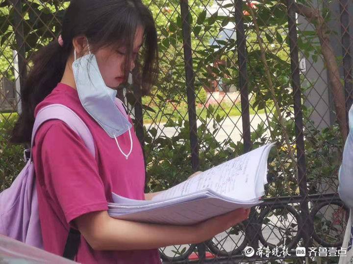 高考第一天,济南一中考点外考生在复习