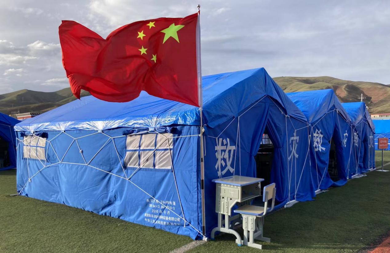 青海玛多县,玛沁县地震灾区高考考生在帐篷内开考