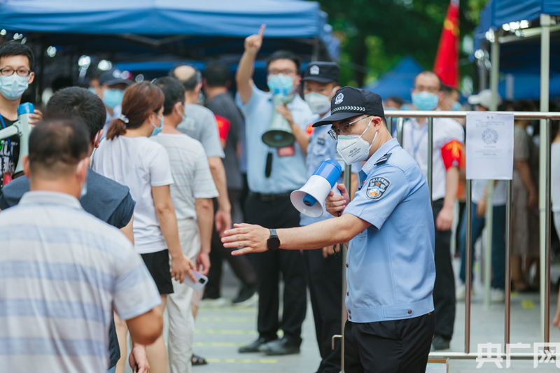 广州警方在各个疫苗接种点和核酸检测点维护秩序(央广网发 广州公安供