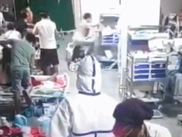 印度新冠死者家属攻击医护打砸icu 两名涉事人员被捕 印度 新冠肺炎 新浪新闻 印度新冠死者家属攻击医护打砸icu 两名涉事人员被捕 印度 新冠肺炎 新浪新闻