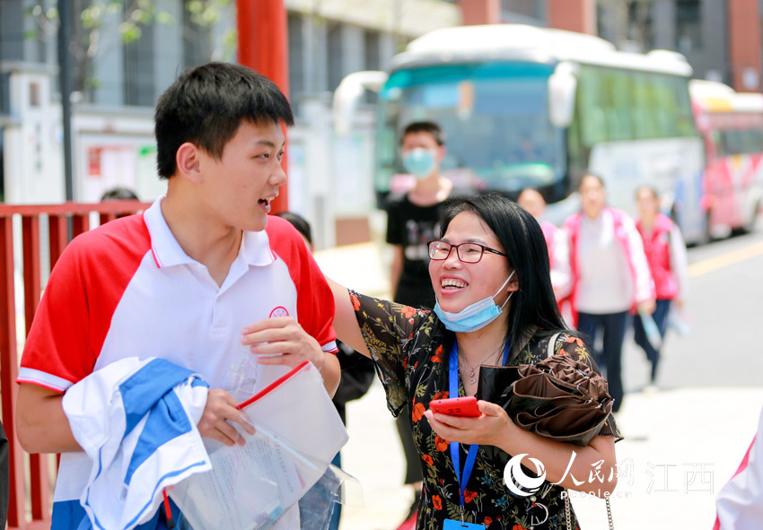 人民網南昌6月7日電(時雨)7日17時,隨著交卷鈴聲的響起,高考數學科目