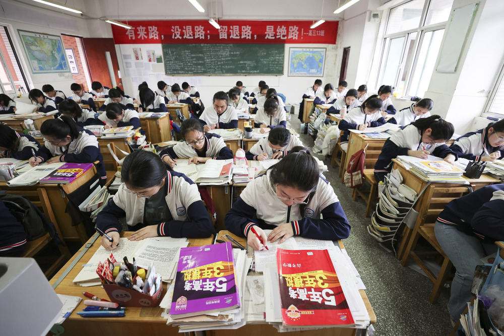 高三毕业班的学生在教室里复习备考(图片来源:cfp)