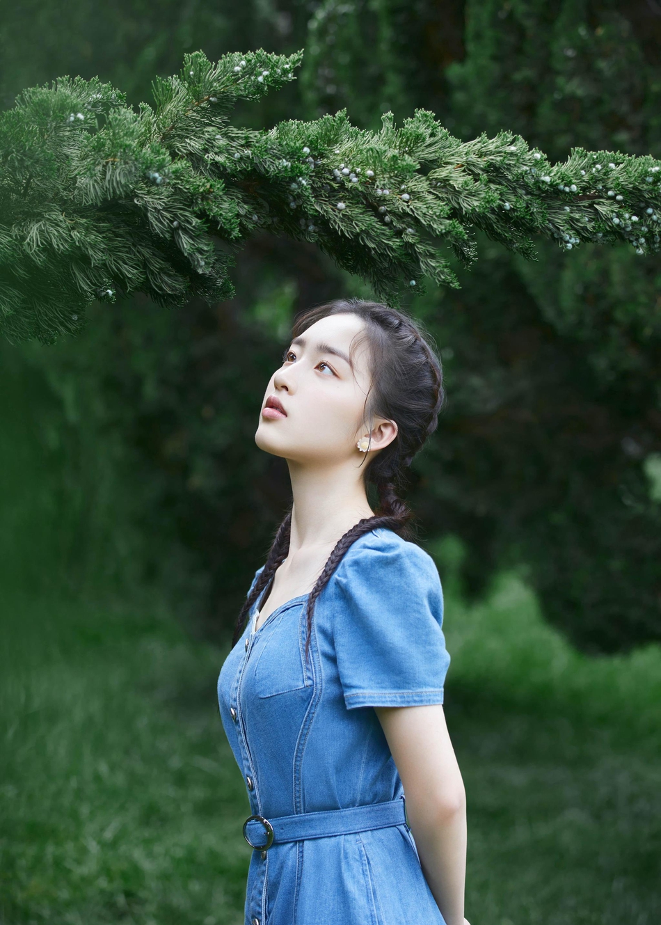 邓恩熙牛仔裙造型 清透氧气感十足