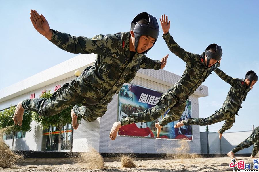 官兵开展倒功训练. 李淼 摄