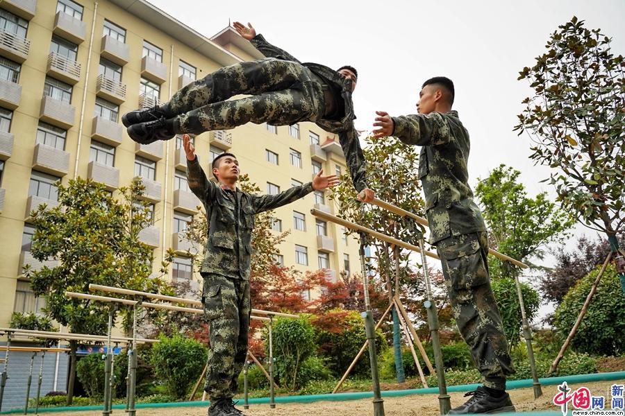官兵开展器械训练. 李淼 摄