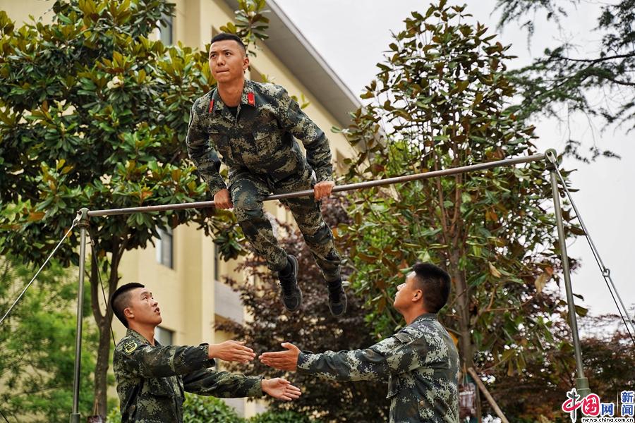官兵开展器械训练. 李淼 摄