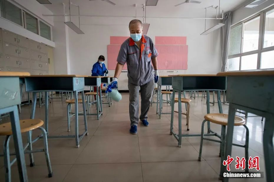 资料图：6月6日，山西省太原市，防疫人员在一所高考考点内进行消杀作业。 中新社记者 韦亮 摄