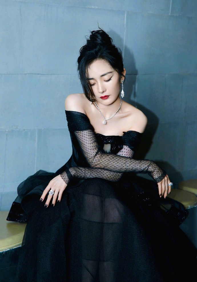 杨幂穿黑色礼服大秀好身材 既是酷飒女王也是优雅黑天鹅