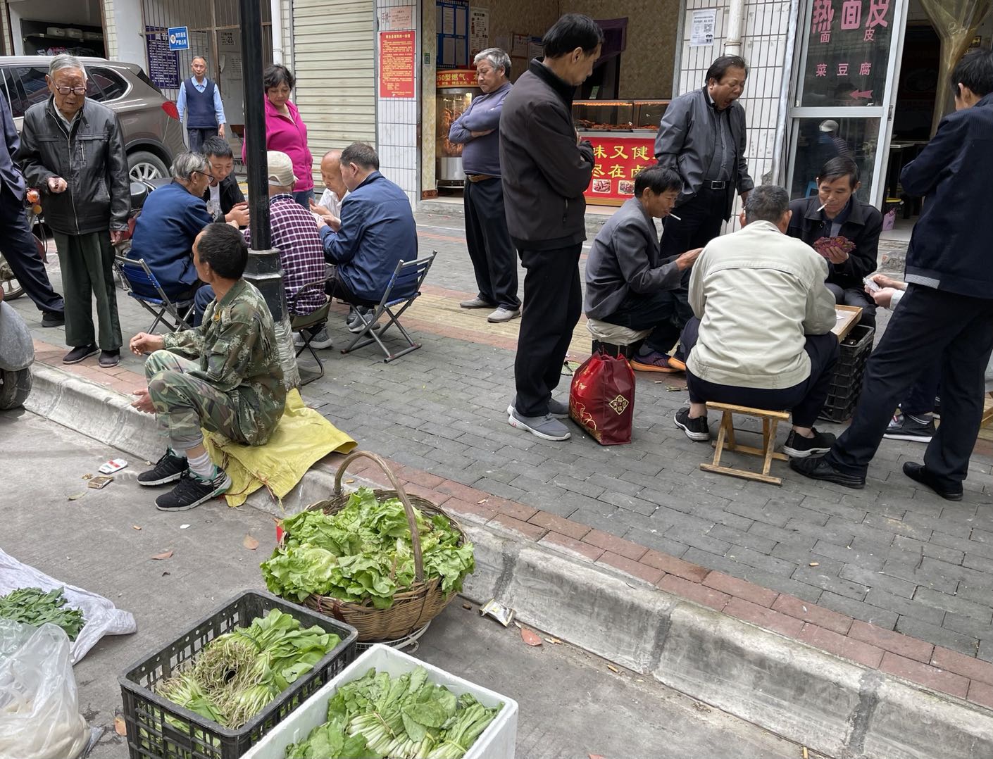 路边有人围观的地方，就有“八十分”牌局  图/时代周报记者陈佳慧摄