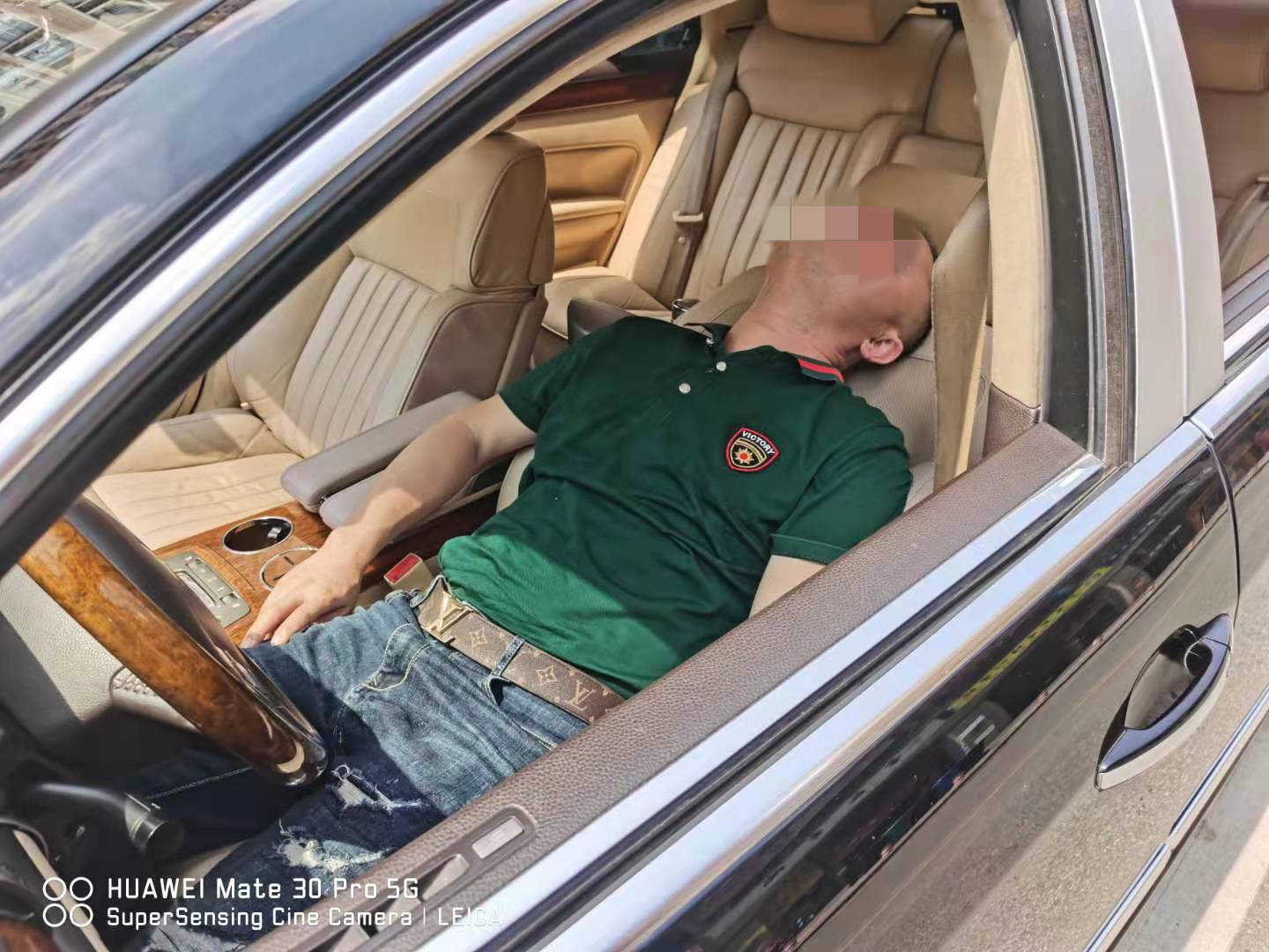 太危险!南宁一男子酒后停车在路中间呼呼大睡,造成交通拥堵