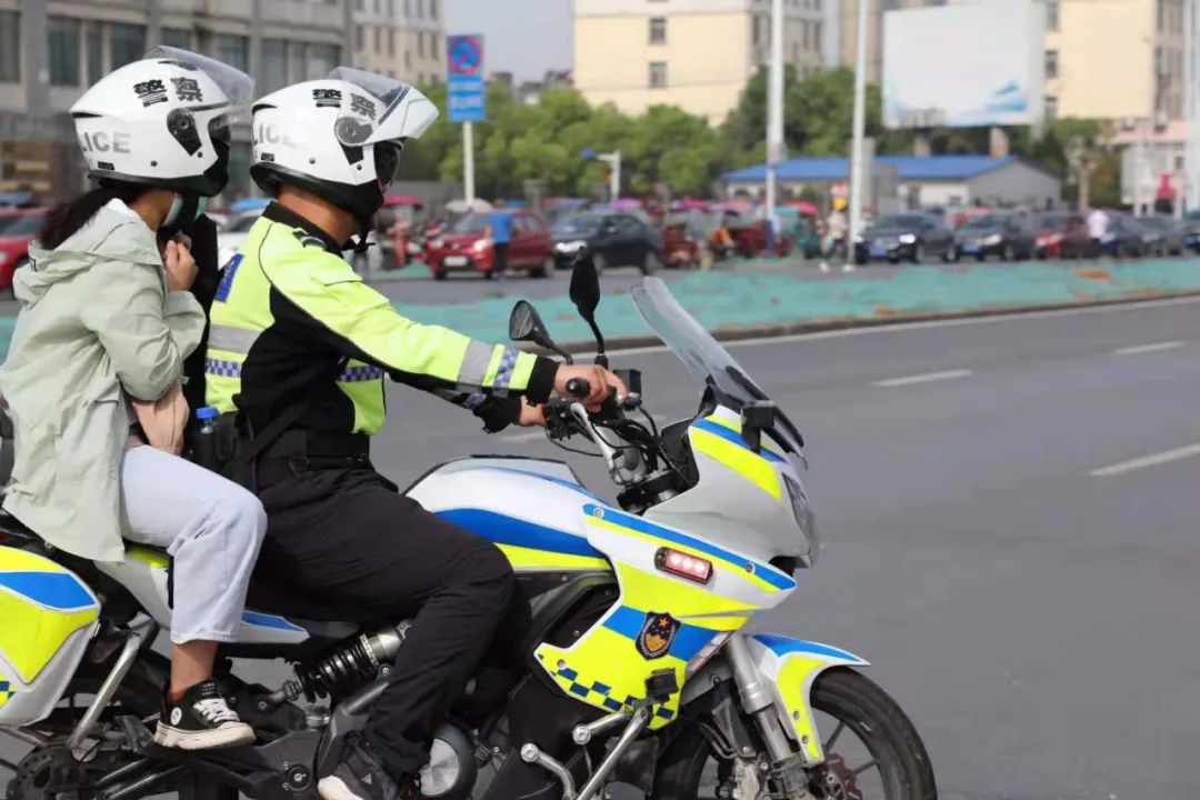 6月7日,合肥一考生忘带身份证,正在巡逻的铁骑护送学生回家拿身筏证
