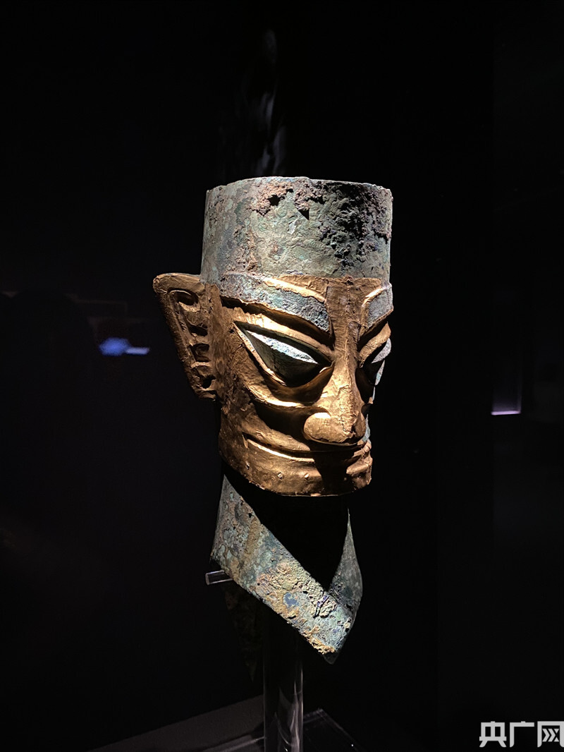 戴金面罩青铜人头像(央广网记者唐奇云 摄)