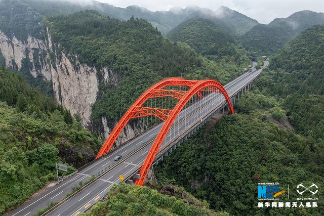 雨后的渝湘高速公路细沙河特大桥.新华网发(叶星箭 摄)