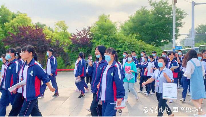 直击高考 英语开考 家长心里紧张不敢说 英语 高考 新浪新闻 直击高考 英语开考 家长心里紧张不敢说 英语 高考 新浪新闻
