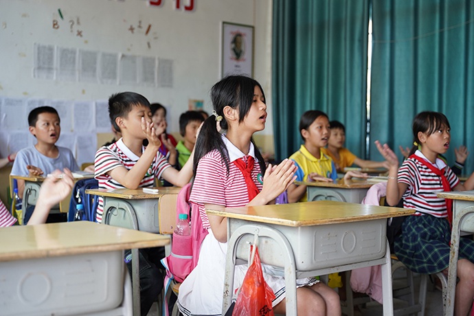 学生们在上音乐课，双手打着节拍。澎湃新闻记者胡弘彪图