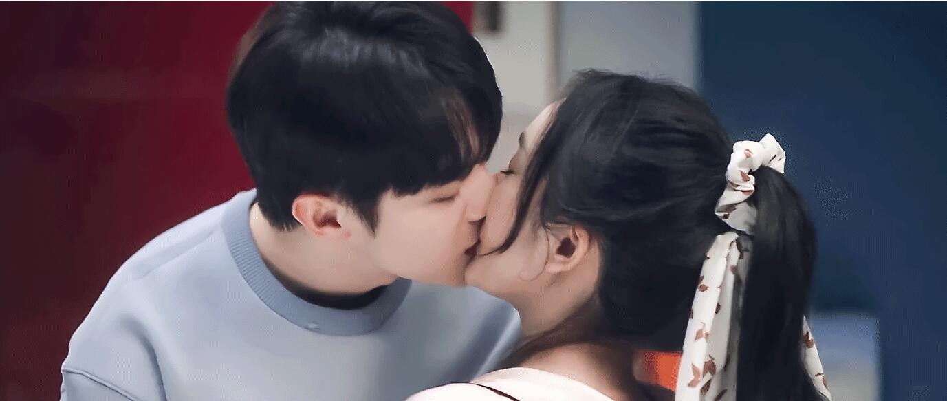 杨幂徐凯曝热吻照被赞好会亲相差九岁姐弟恋甜到齁人