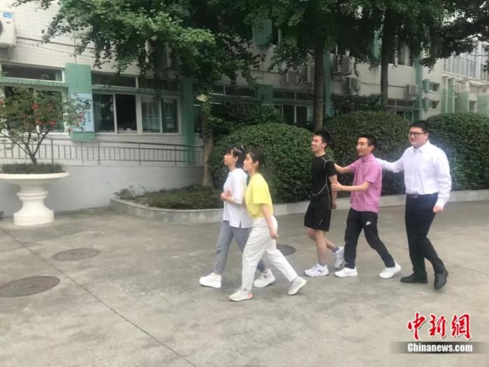 “学霸班”5名学生行走在校园中。岳依桐 摄