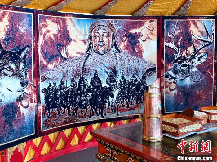 图为蒙古国地毯悬挂在展区内。孙睿 摄