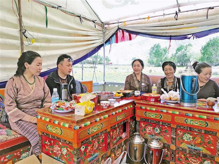 图为村民巴桑罗布家的林卡帐篷内过林卡的客人.记者 扎西顿珠 摄