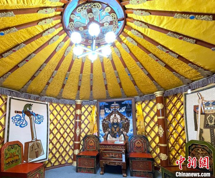 图为蒙古包内的蒙古国地毯。孙睿 摄