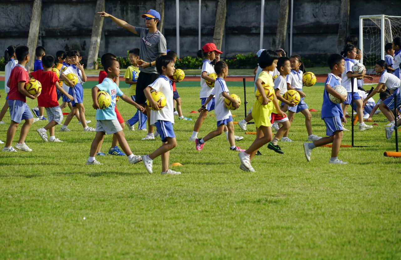 体育课上有哪些活力十足的柔韧素质游戏 体育课前热身动作和排球小游戏怎么安排