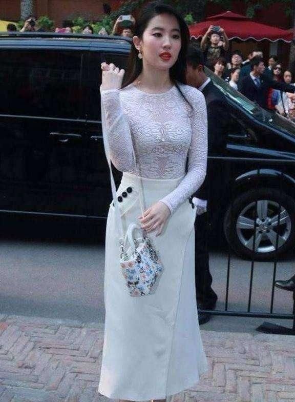 刘亦菲身材肥胖,俨然一个发福大妈,粉丝还称仙女不肯面对现实!