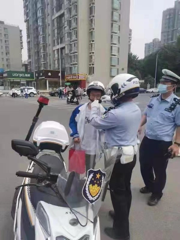 摩托送考生警车快递准考证高考季北京交警成闪送