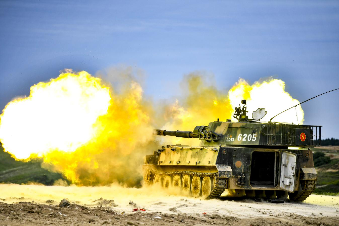 陆军第71集团军某合成旅组织炮兵实弹射击考核