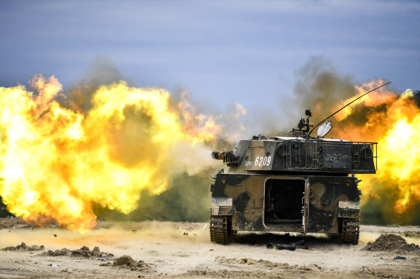 陆军第71集团军某合成旅组织炮兵实弹射击考核