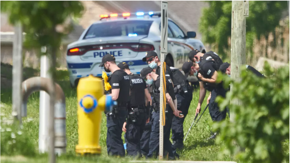 加拿大警方在车祸现场寻找证据 图自外媒