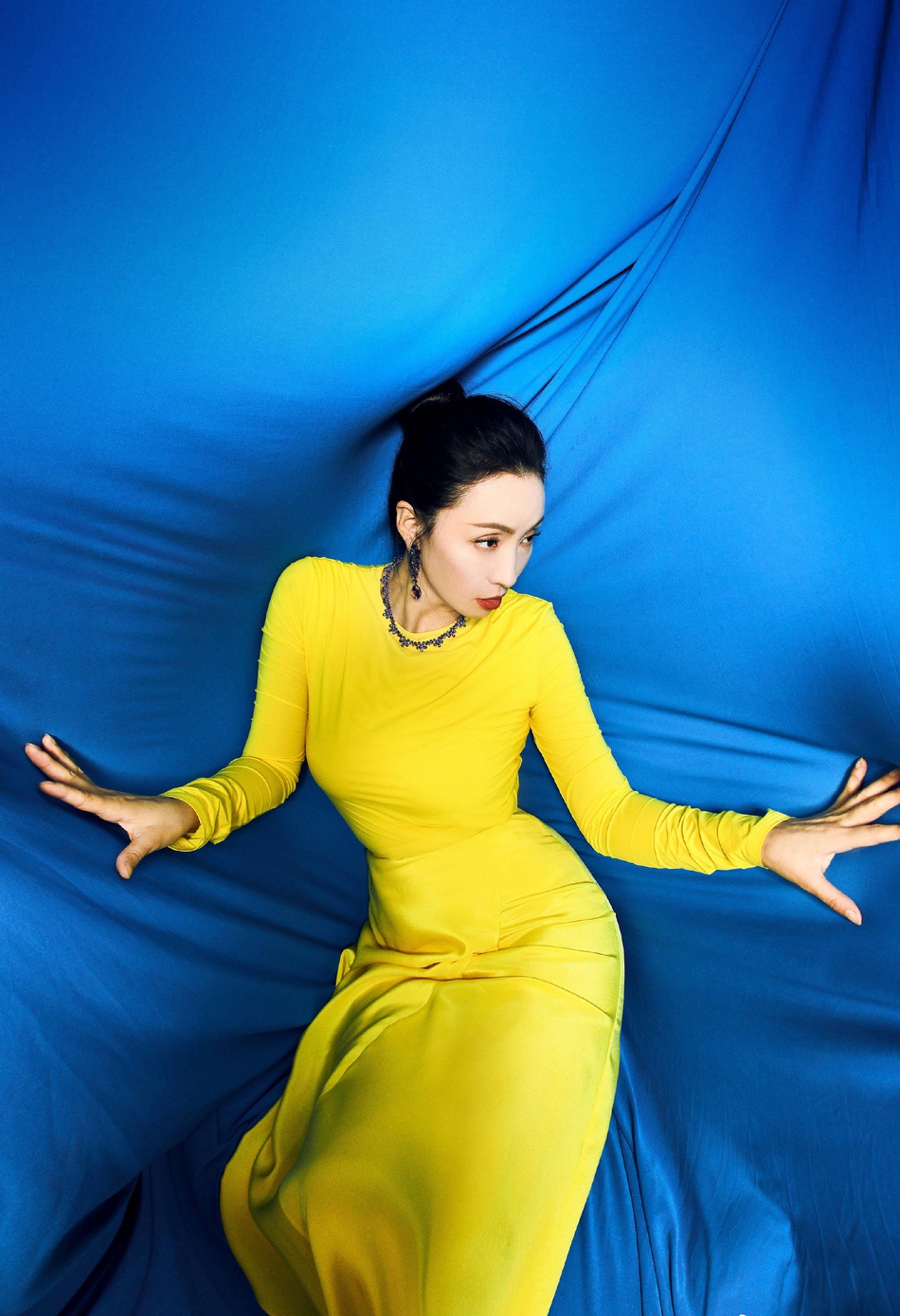 岁月从不败美人陶虹穿柠檬黄裙拍写真眼神深邃气质高雅