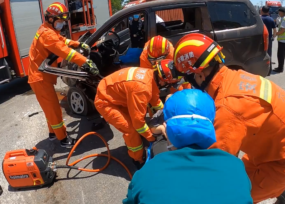 六安一辆面包车撞上救护车,这几人被困