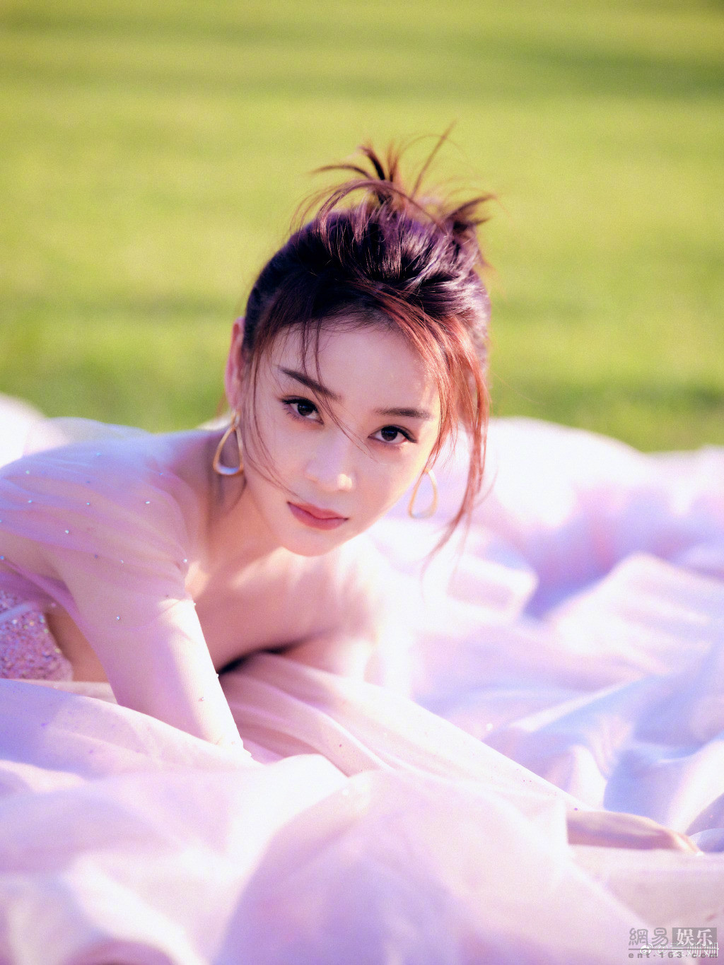 袁姗姗穿粉色纱裙秀直角肩02眼眸清澈温柔动人