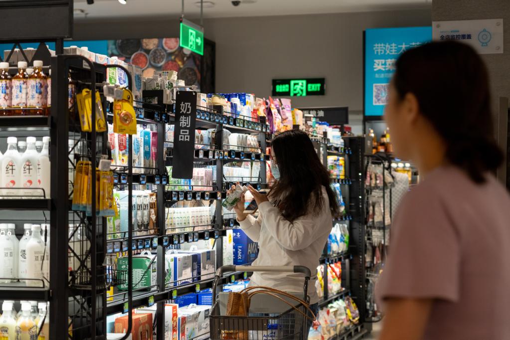 市民在南京一家超市选购商品。 新华社发（杜懿摄）