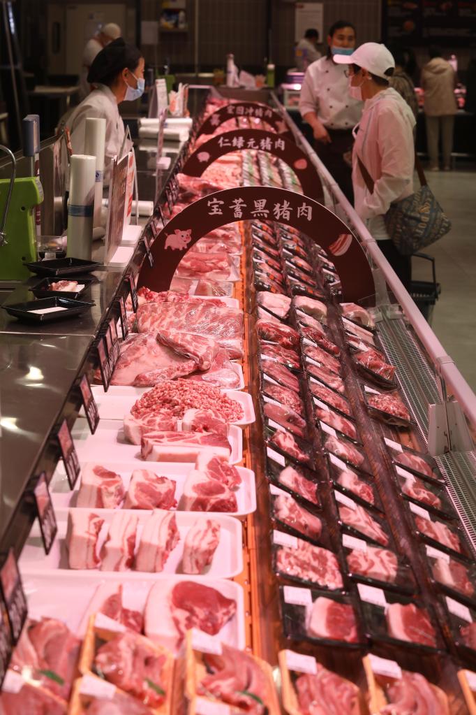 顾客在河北省石家庄市新华区一家生活超市挑选肉类食品。 新华社发（梁子栋摄）