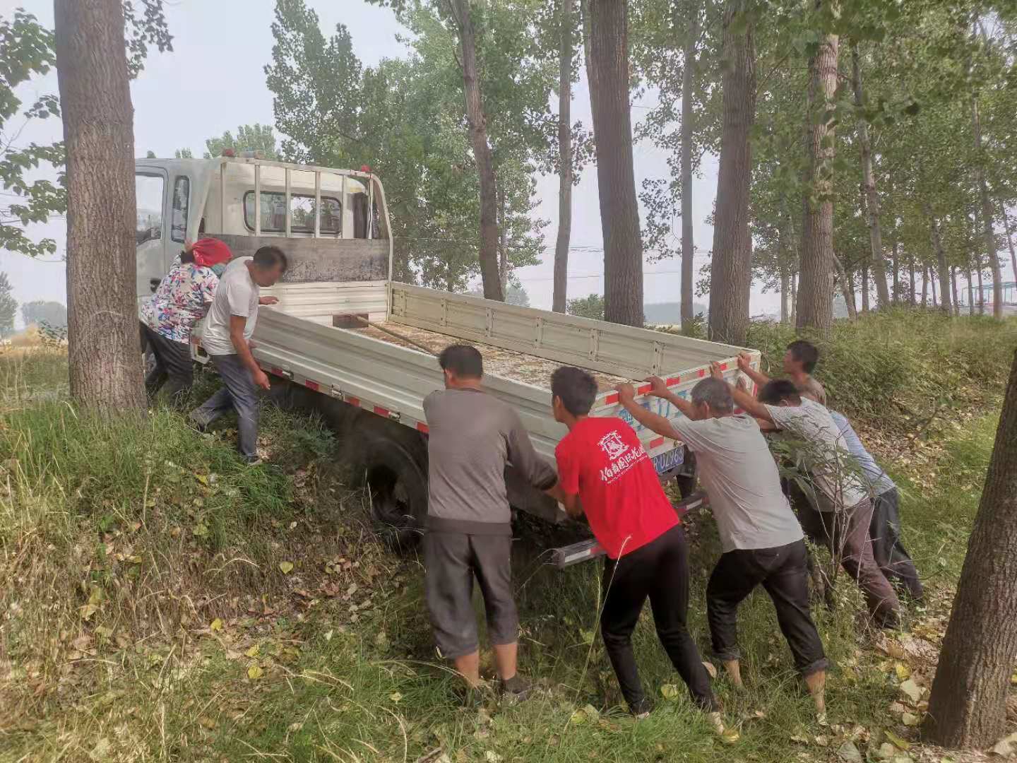 附近的村民们闻讯赶来帮忙推车.赵利新 摄