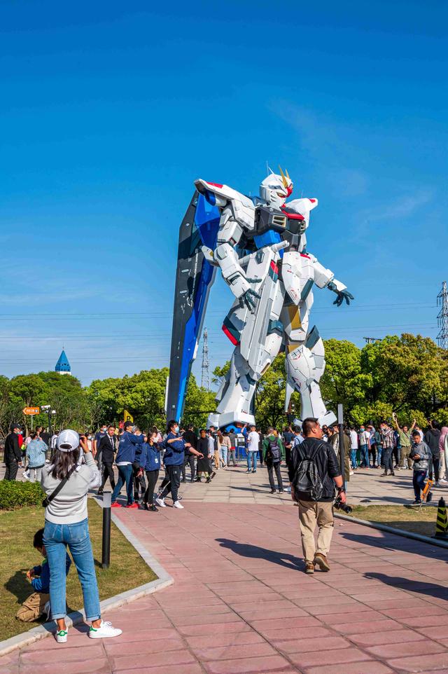 巨型高达亮相上海浦东新区成为网红打卡新标地
