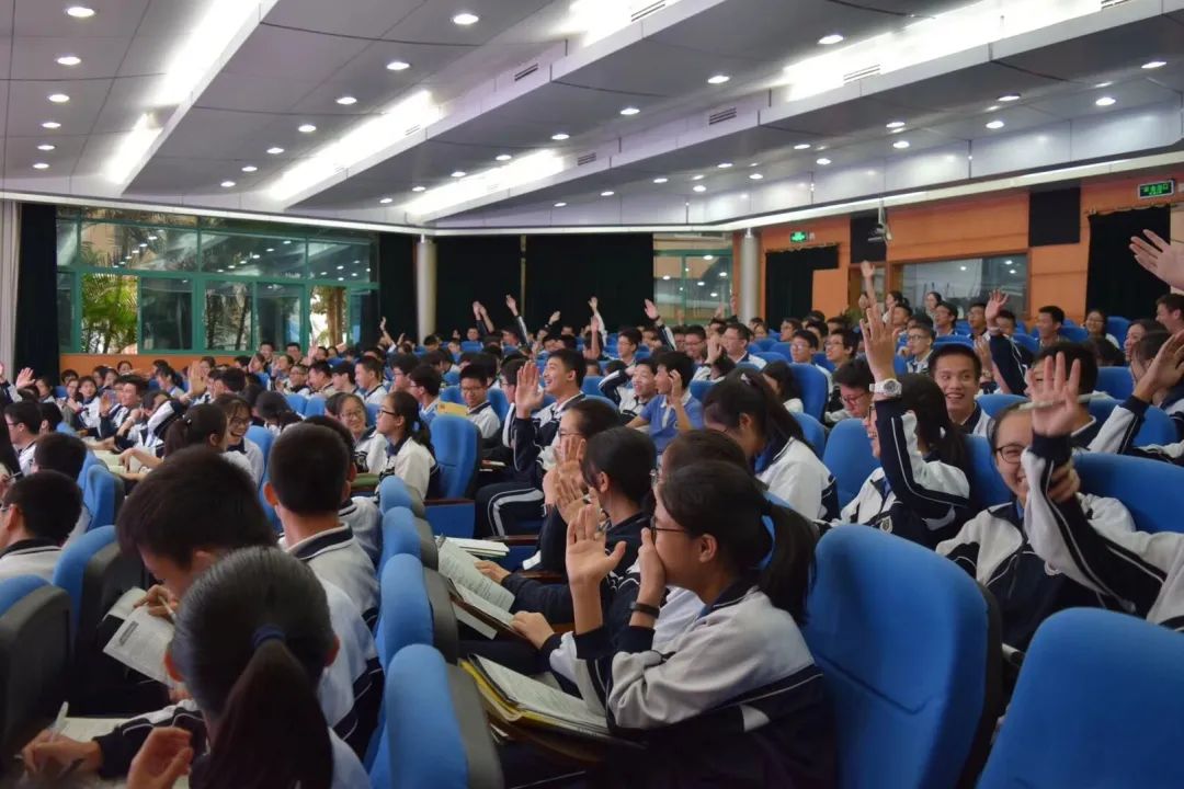 一场性教育讲座中,学生们踊跃提问.受访者供图