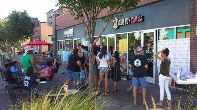 英国女子吐槽，与出轨丈夫离婚一周年，竟收到小三的“精彩礼物”休闲区蓝鸢梦想 - Www.slyday.coM