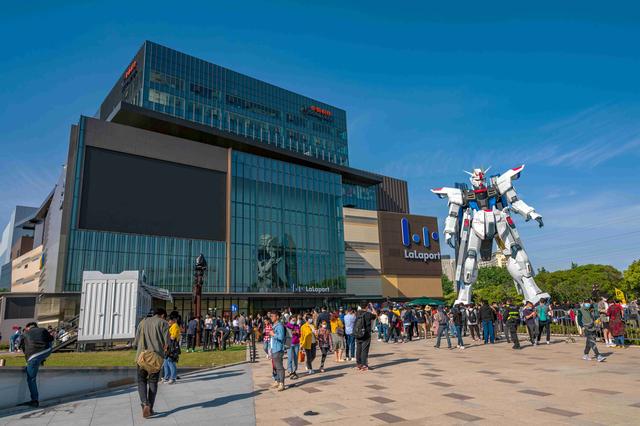 巨型高达亮相上海浦东新区 成为网红打卡新标地