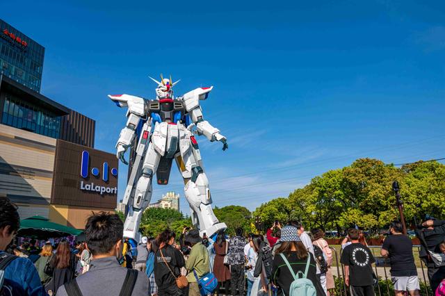 巨型高达亮相上海浦东新区成为网红打卡新标地