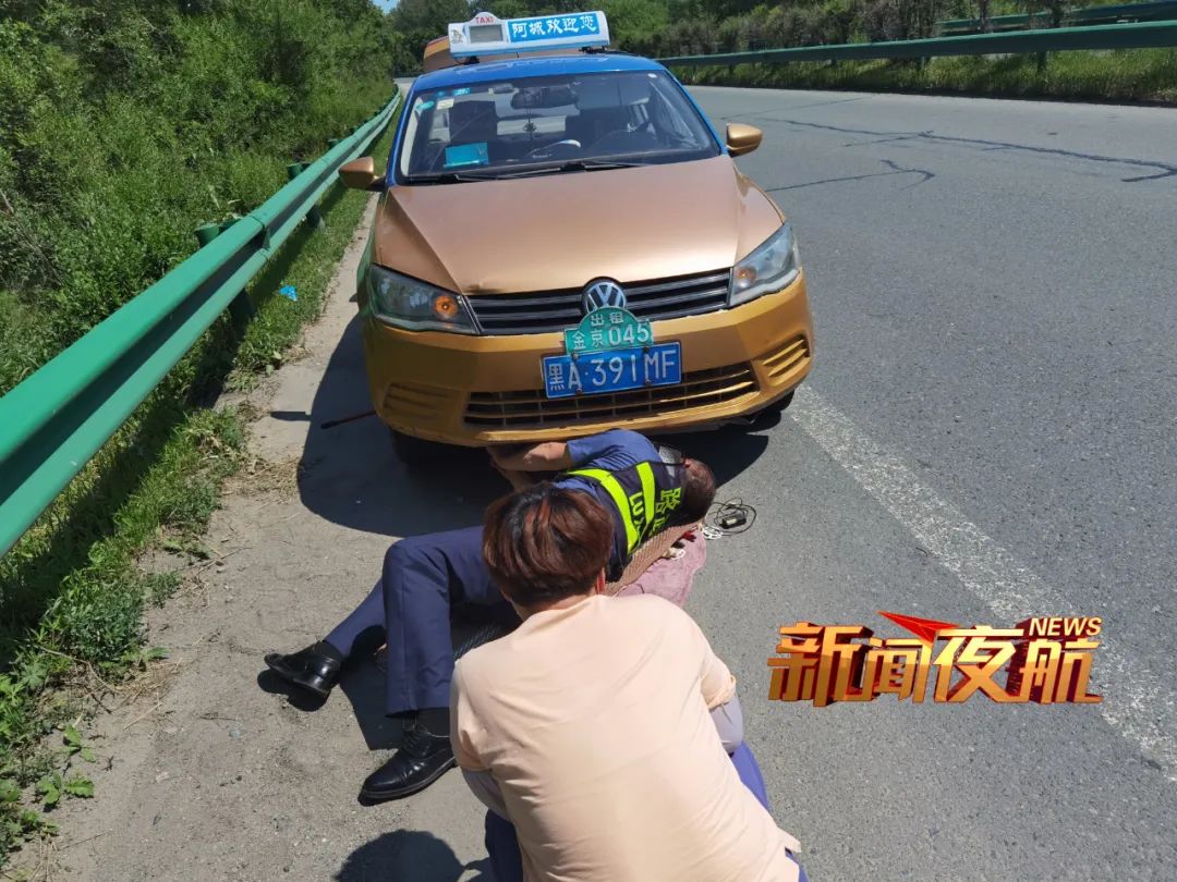 出租车高速路上受损,女司机手足无措,幸好他们出现|出租车_新浪新闻