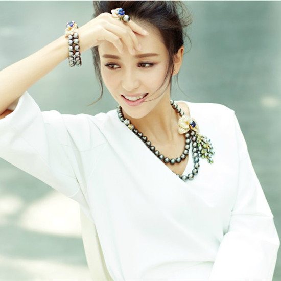 佟丽娅青涩旧照曝光淡妆高发髻贵气十足