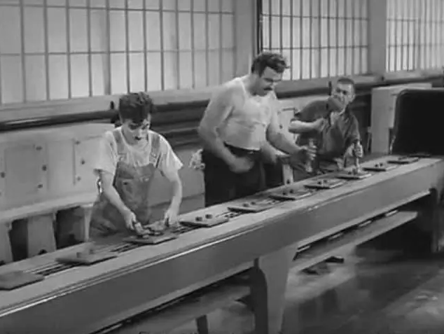 教育看点>正文>卓别林电影《摩登时代》中展现的福特制生产方式.