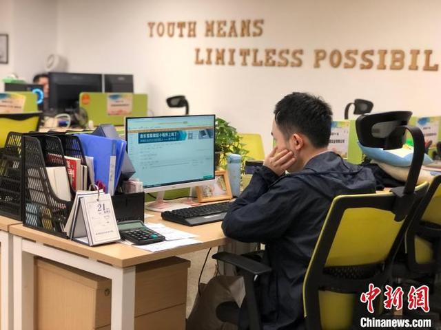 图为在广州国创孵化器有限公司创业的年轻人. 孙秋霞 摄