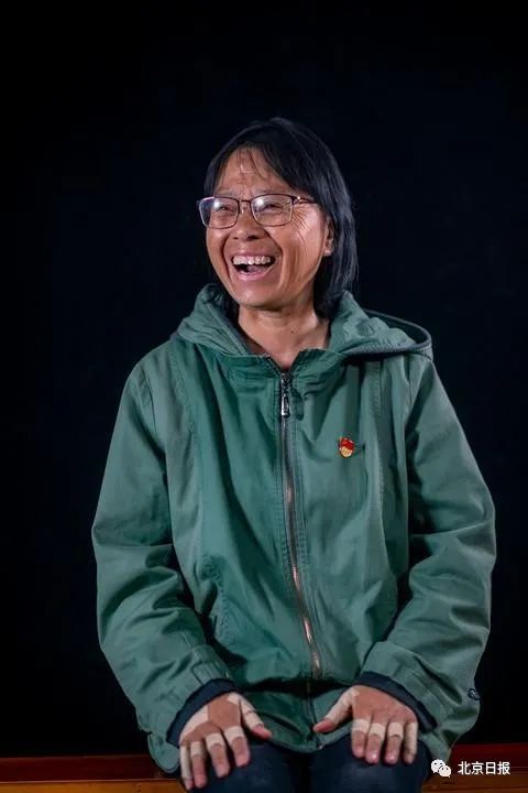 高考后，她悄悄躲进办公室休闲区蓝鸢梦想 - Www.slyday.coM